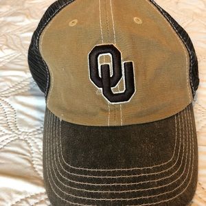 Men’s “OU” hat.